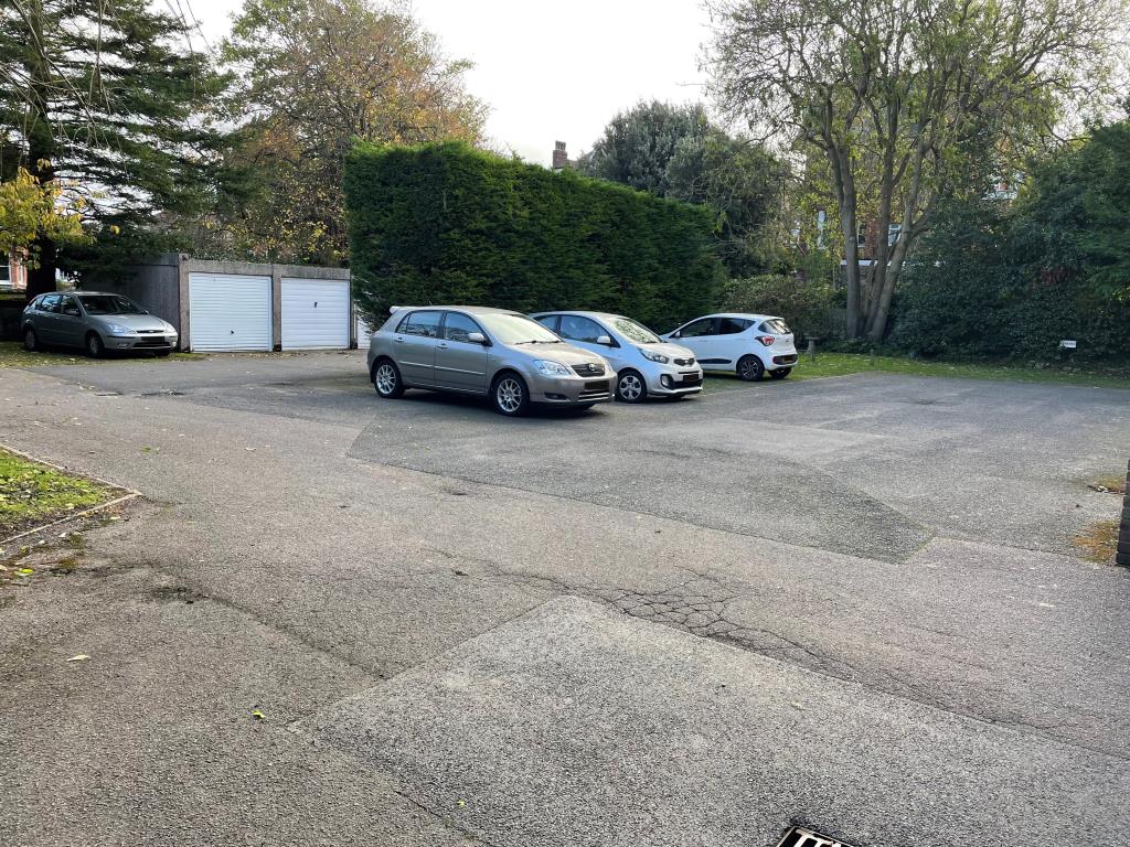 Lot: 32 - FLAT WITH GARAGE AND GARDEN IN NEED OF UPDATING - Rear parking area